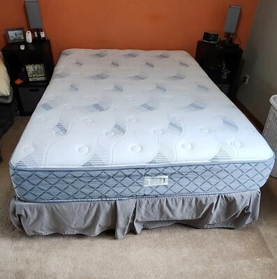 Queen size Serta Mattress - Image 1 of 4