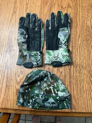 Skre Hunting Gloves & Beanie - Image 1 of 2