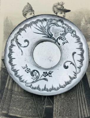 Gallia métal Christofle soucoupe à décor fleuri en relief, poinçon au coq - Photo 1/3