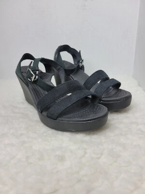 Sandalia de cuña Crocs Leigh II para mujer con correa al tobillo negra  Foto 1 de 4