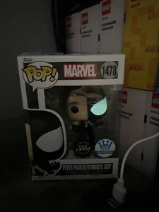 Funko Pop! Marvel-Peter Parker-Suit Symbionte-Funko Shop Chase Exclusive-IN MANO - Foto 1 di 5