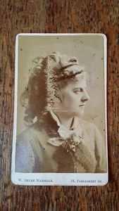 1880er ANTIKES CDV-FOTO MUSIC HALL / SCHAUSPIELERIN MDLLE MANETTE - SHURY MARSHALL - Bild 1 von 2