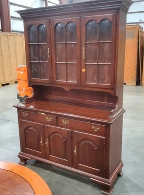 Gabinete de porcelana vintage de madera de cerezo - Pieza de casa holandesa de Pensilvania Foto 1 de 3