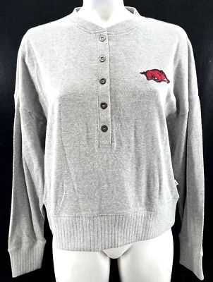 NUEVO Suéter Henley Arkansas Razorbacks Coliseo Atletismo Gris Botón Para Mujer M Foto 1 de 4
