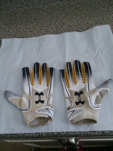 NOTRE DAME FOOTBALL 2018 AWAY TEAM ISSUED UNDER ARMOUR GLOVES RUNNING BACK XL Cover