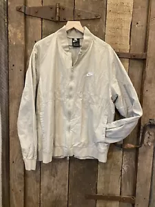 Nike Herren Woven Ungefütterte Bomberjacke Farbe Creme/Beige CU4311-230 Größe XXL - Bild 1 von 11