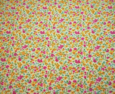 Tela de edredón por yarda pequeña amarillo rosa azul floral sobre crema algodón premium PC Foto 1 de 2