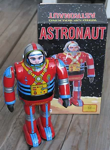 OSAKA Metal House ~ 1998 Wind-Up Walking ASTRONAUT ROBOT 71/4" Blechspielzeug JAPAN ~ Neu im Karton - Bild 1 von 12