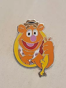 Prendedor misterioso de los Muppets de los parques de Disney 2023 - Oso Fozzie - Imagen 1 de 3
