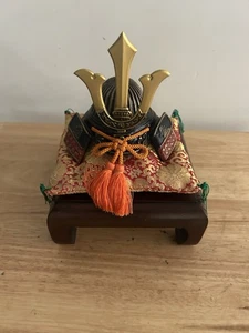 Antiguo casco samurai japonés vintage en exhibición estilo era Genji Kabuto - Imagen 1 de 7