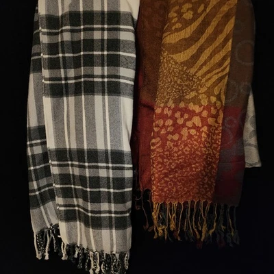 Lote de 5 bufandas para mujer de varias marcas y estilos Lacoste para mujer  Foto 1 de 2