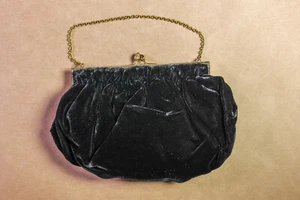 Vintage Birks schwarze Samt Clutch Handtasche mit goldenem Riemenverschluss und Kette - Bild 1 von 4
