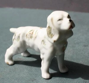 Estatuilla de perro Spaniel orejas flojas de pie color oro blanco cerámica pintada a mano - Imagen 1 de 1