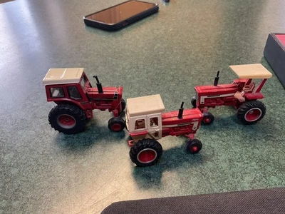 3  1/64 Ertl International Farmall Model 966 Tractors With Cabs - Image 1 of 4