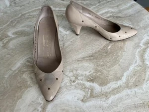 Bruno Magli Vintage Beige Heels Gold Dots 7 AAA Used Fit 5 Shoes - Picture 1 of 12