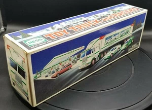 Camion giocattolo e racer Hess 1997 con motori ad attrito nuovo con scatola originale - Foto 1 di 6