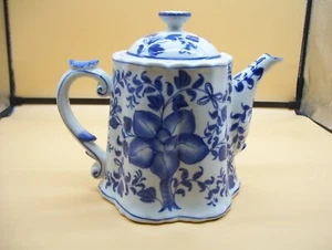 Tetera de porcelana decorativa floral azul Delft grande vintage Andrea by Sadek - Imagen 1 de 10