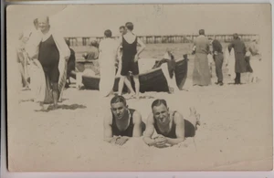 Foto postal real vintage años 20 - dos hombres - foto de playa - trajes de baño - Imagen 1 de 2