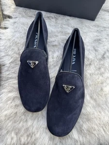 Mocasines de gamuza con logotipo triangular de PRADA | Azul | Talla UK10.5 y UK11 | Sin cordones PVP £970 - Imagen 1 de 15