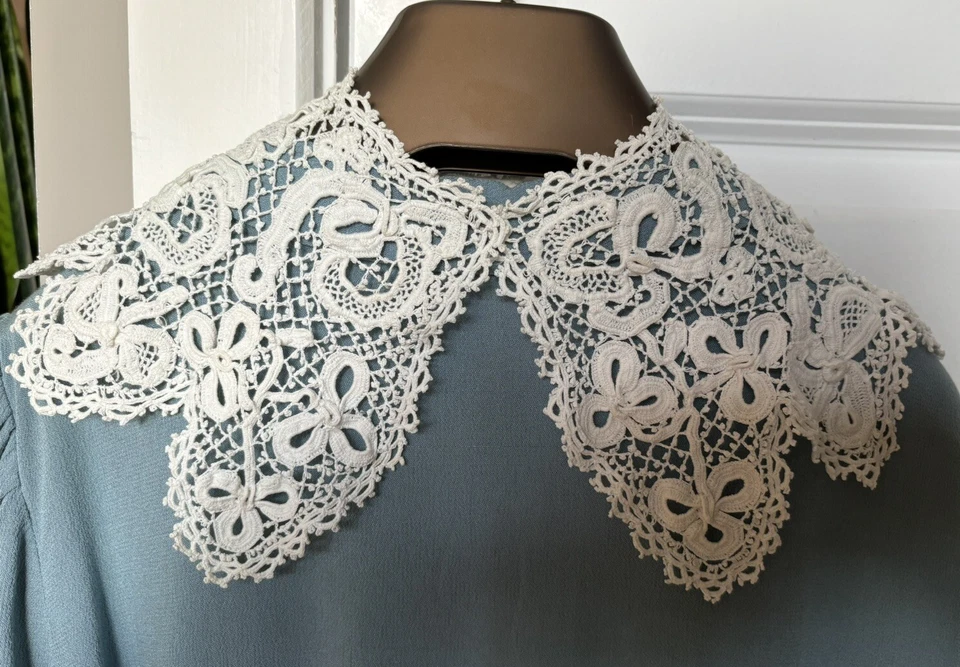 Antiguo cuello de niña vintage Bertha grande hecho a mano de encaje anudado ganchillo blanco roto Foto 1 de 4