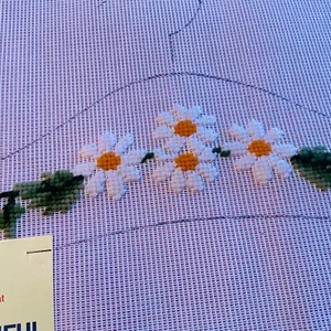 Scovil Beautiful Hang UpsNeedlepoint Canvas Unit of 1  White Daisies  Floral New - Picture 1 of 6