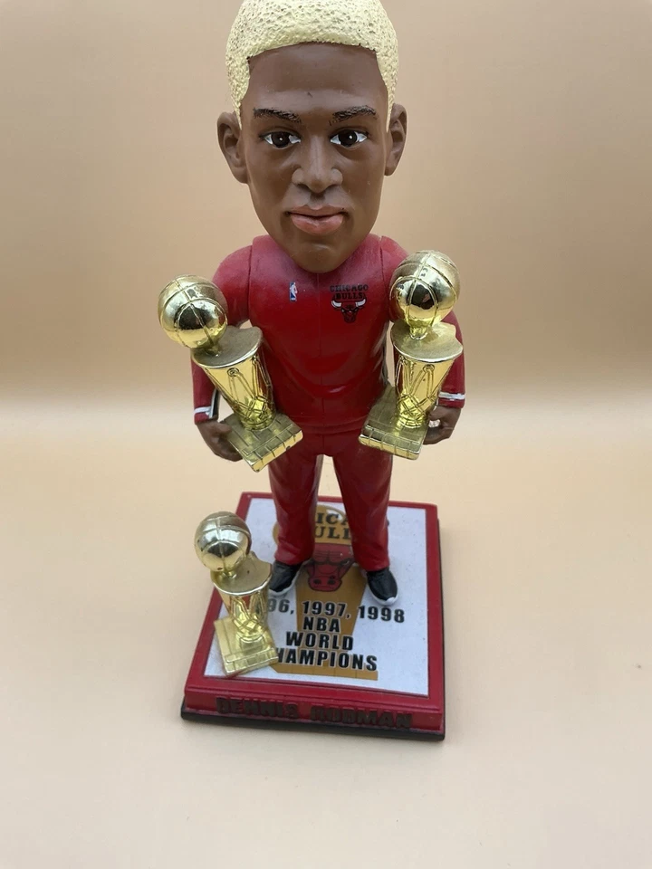 Dennis Rodman Chicago Bulls FOCO 3x Championship Trophy Bobblehead 261/300 Foto 1 de 4