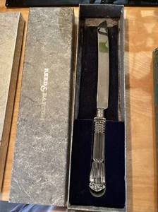Cuchillo para pastel Reed and Barton de 13,5", borde dentado, mango de cristal, caja de regalo original - Imagen 1 de 5