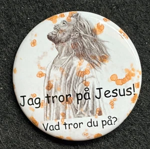 JAG TROR PA JESUS! VAD TROR DU PA? VINTAGE SWEDISH BUTTON PIN BADGE RUST SPOTS - Picture 1 of 4