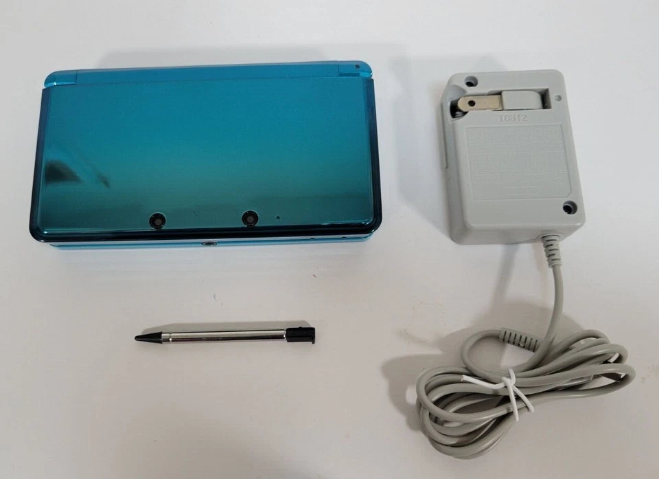 Cargador Vendedor Original Nintendo 3DS EE. UU. 4 GB Tarjeta SD y Stylus Foto 1 de 1