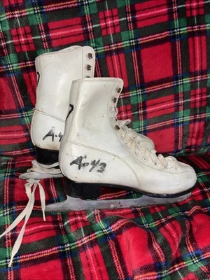Patines de Hielo Vintage Blanco Talla Juvenil 7 Invierno Decoración del Hogar Buen Estado Foto 1 de 4