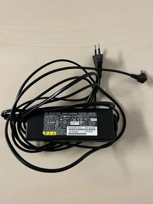 AC Adapter Fujitsu Limited Output 19 V 5.27 A - Bild 1 von 3