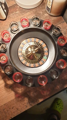 Trinkspiel Roulette, Nerd Brille , Luftgitarre , 2 Partygirlanden - Bild 1 von 4