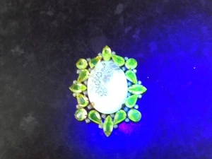 VINTAGE URANIUM GLASS CUSTARD GLASS CAMEO PEARL GOLD TONE METAL JEWELRY BROOCH - Picture 1 of 5