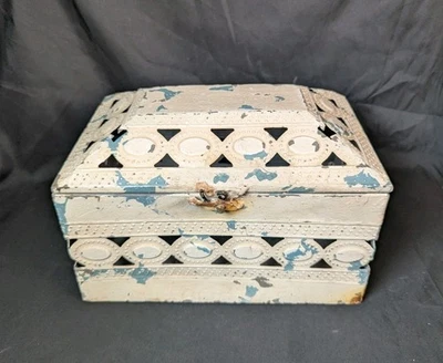 Caja de tesoro vintage de metal rústico pintado en mal estado abierto trabajo abierto metal enganchado  Foto 1 de 4