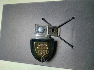 Mayo Clinic - Prendedor de cordón/insignia 10 años aniversario - TOTALMENTE NUEVO - ¡ENVÍO GRATUITO! - Imagen 1 de 3