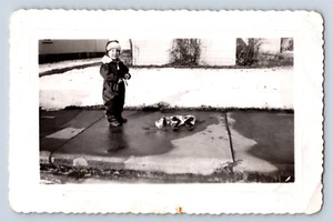 Vintage Foto Junge mit Fisher Price Schnüffel Hund Zugspielzeug Schnee Winter Schnappschuss - Bild 1 von 2