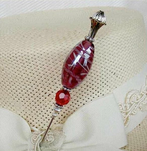 PIN SOMBRERO CON CRISTAL ROJO OSCURO Y CRISTAL SOBRE ACABADO PLATEADO - Envío Gratis - Imagen 1 de 6