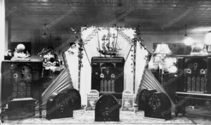 Window Display Of Philco Radios 1930s 8x10 Reprint Of Old Photo - Picture 1 of 1