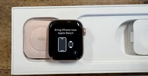 Apple Watch Series 6 40 mm en aluminium or rose GPS et cellulaire. Boite d'origine - Photo 1 sur 3