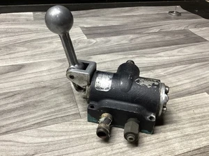 ARO Manual Directional Control Air Valve #113B107PR2 - Picture 1 of 4