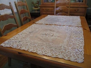 2 Zwei Antik/Vintage Spitze Tischdecken Topper Vorhänge 1 hat Bruch LESEN - Bild 1 von 21