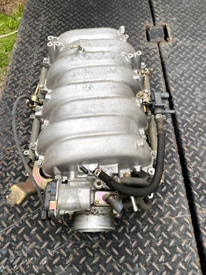 Colector de admisión Lexus GX470 con inyectores de rieles de combustible y cuerpo del acelerador 2004 OEM Foto 1 de 4