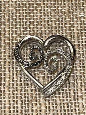 Pingente de coração Kay JWBR 925 prata esterlina design redemoinho de diamante azul e branco - Imagem 1 de 4