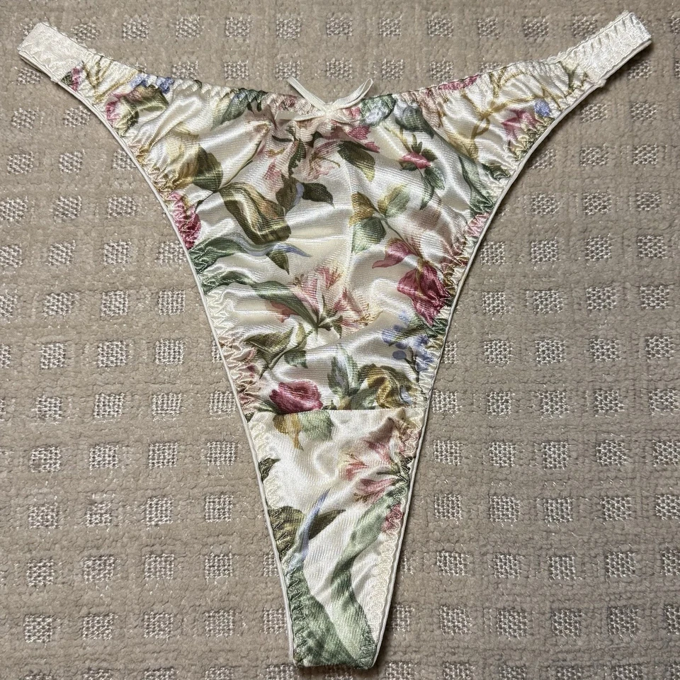 Nuevo sin etiquetas Tanga Maidenform De Colección Cuerdas de Corazón RARO Floral Satinado 25324 Panty L/7 *LEER* Foto 1 de 4