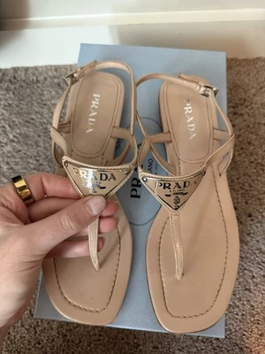 Sandalia Prada Beige Nude Charol Logo Tanga Correa CALZATURE DONNA US8W Foto 1 de 4