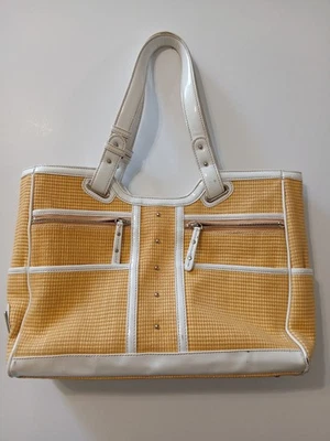 Bolso de Mano Maxx New York Signature Amarillo con Borde Blanco y Acentos Dorados Cartera Foto 1 de 4