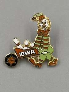 Vintage IOWA CLOWN Pushing Bowling Pins Anstecknadel Brosche - Bild 1 von 4