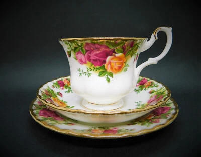 OLD COUNTRY ROSES TRIO Royal Albert TEA CUP SAUCER PLATE Montrose English China - image 1 of 4