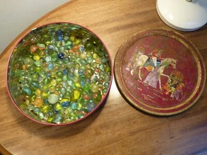 TIN LOT OF 150 VINTAGE / ANTIQUE COLOURED GLASS MARBLES, COLLECTABLE ALL SIZES - Picture 1 of 10