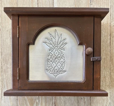 Armario de pared de madera vintage perforado a mano puerta de hojalata casa campo granja piña Foto 1 de 4